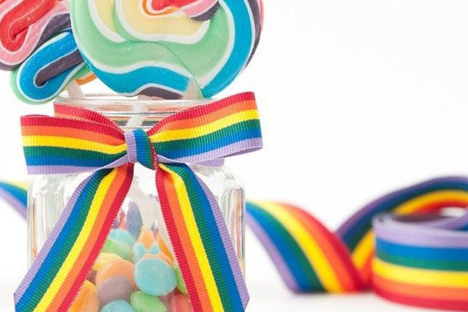 Materiali per nastri all'ingrosso: di cosa sono fatti i nastri? 1 Fiocco di nastro a righe arcobaleno legato attorno alla parte esterna di un barattolo di vetro