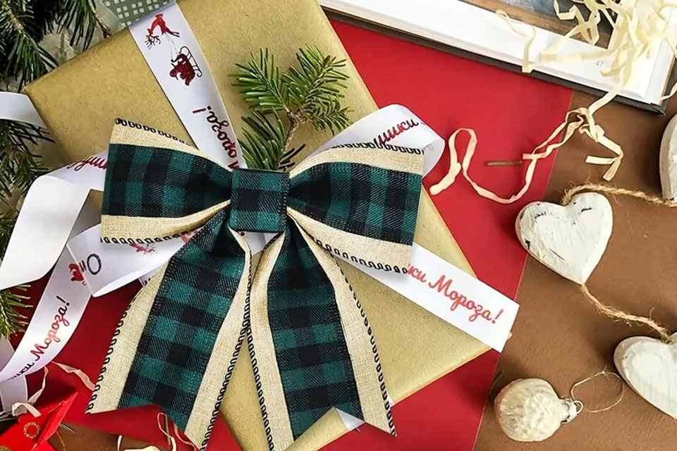 Wired ribbon bow shaped for gift and hair styling