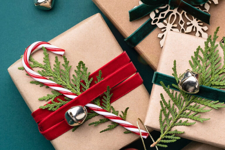 cómo poner cinta en un árbol de navidad